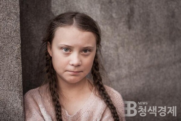 전 세계 아동이 기후 비상사태로 인한 위험에 노출돼 있다는 내용의 보고서가 지난 20일(현지 시각) 발표됐다. 이번 보고서는 스웨덴의 기후운동가 그레타 툰베리가 2018년 8월 스웨덴 의회 밖에서 단독 시위를 벌인 지 3주년을 맞아 나온 것이다. 사진은 그레타 툰베리/사진 유니세프 제공