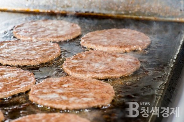 지난 3일 한국맥도날드가 폐기 식자재를 재사용했다는 공익신고가 국민권익위(권익위)에 접수됐다/사진 맥도날드 제공