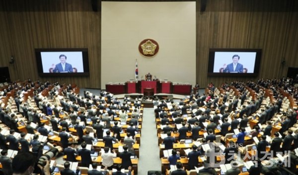 기후위기 대응을 위한 탄소중립·녹색성장 기본법안’(탄소중립기본법)이 8월 25일 법제사법위원회에 통과돼 현재 본회의 가결을 눈앞에 두고 있다. 해당 법안은 지난 19일 국회 환경노동위원회에서 여당 단독으로 강행 처리했다/사진 국회 홈페이지에서 발췌