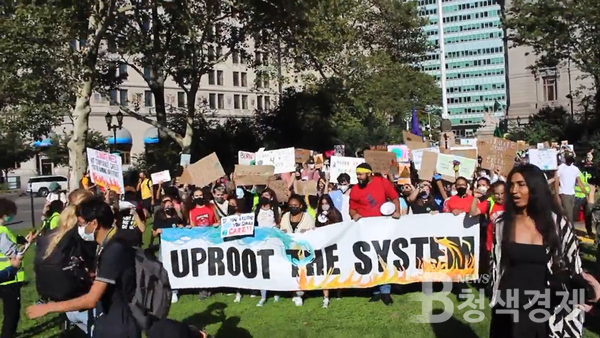 이번에 파키스탄에서부터 이탈리아, 독일, 필리핀에 이르기까지 전 세계에 걸쳐 일어난 "Uproot the System"(시스템을 뿌리째 뽑자) 시위는 지난해 코로나19 유행으로 활동가들이 온라인에서 시위를 벌여야 했던 이래 최대의 기후 시위로 기록됐다/사진 트위터에서 발췌