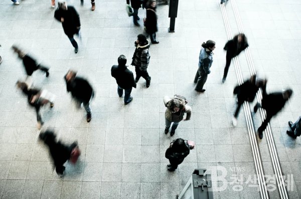 한경연은 지난 9월 9일 '우리나라 고용시장 5대 특징 분석'이란 보고서를 발표하며, 국내 고용시장의 문제점으로 청년 고용부진, 여성 경력단절, 자영업 포화, 성장 멈춘 중소기업, 정규직 과보호를 꼽았다/사진 Unsplash 제공