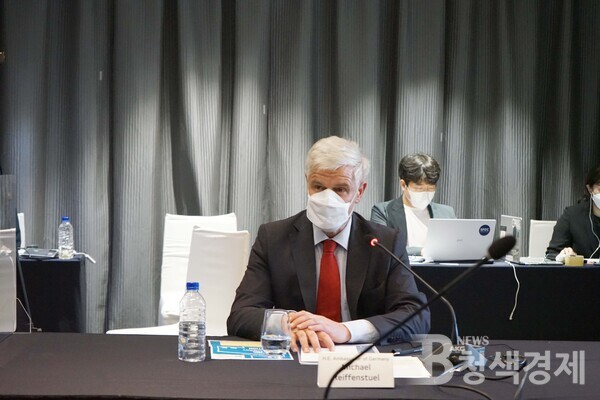이날 세미나는 미하엘 라이펜슈툴 주한독일대사가 환영사를 맡았다/사진 기후솔루션 제공