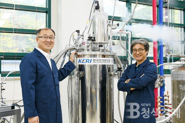 한국전기연구원 전력기기연구본부의 하동우 박사(왼쪽)와 고락길 박사(오른쪽)/사진 한국전기연구원 제공