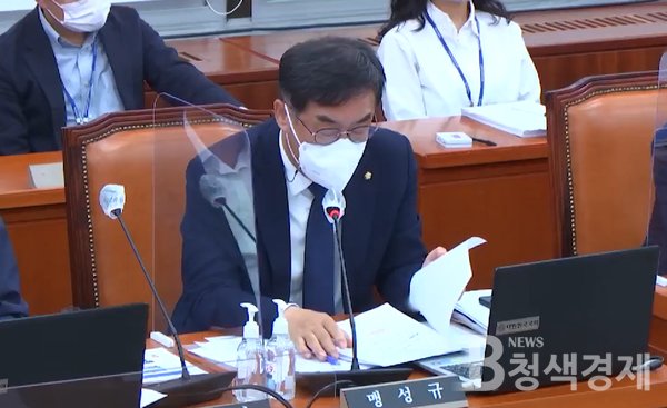 국회 농림축산식품해양수산위원회 소속 맹성규 더불어민주당 의원은 농업협동조합중앙회 및 농협금융으로부터 입수한 투자목록리스트를 분석한 결과, ESG에 역행하는 투자 규모가 5조 원을 훨씬 웃도는 것으로 파악됐다고 전했다/사진 맹성규TV 제공