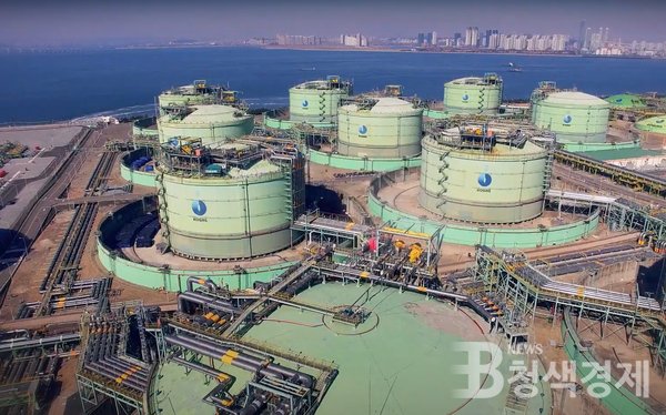 환경부가 최근 제시한 녹색분류체계 수정안에 액화천연가스(LNG) 발전을 포함한 화석연료 사업이 대거 포함돼 있어 있어 논란이 일고 있다. 천연가스의 경우, 연소 과정에서는 석탄 등에 비해 온실가스 배출이 적으나, 생산·가공·운송 과정에서 다량의 온실가스를 배출하는 것으로 알려져 있다/사진 한국가스공사 제공