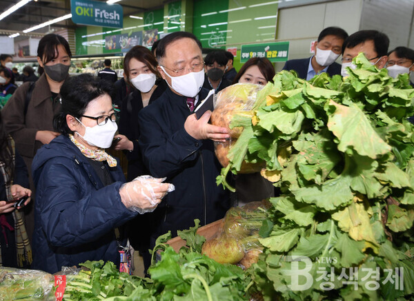 홍남기 부총리, 양재 "농협하나로마트" 방문(사진/연합뉴스 제공)
