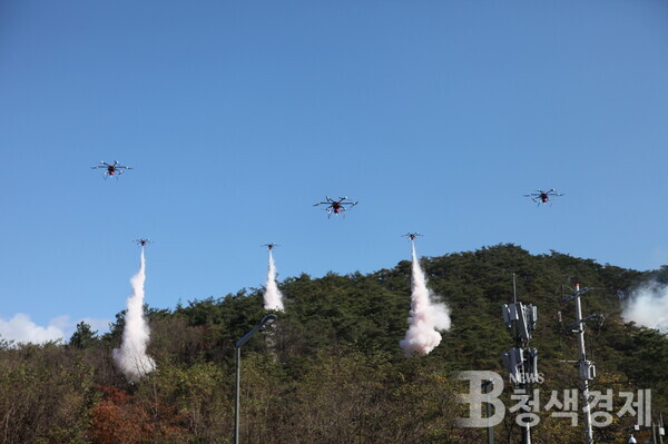 산불 진화용 드론, 압축 에어로졸 분사(사진/산림청 제공)