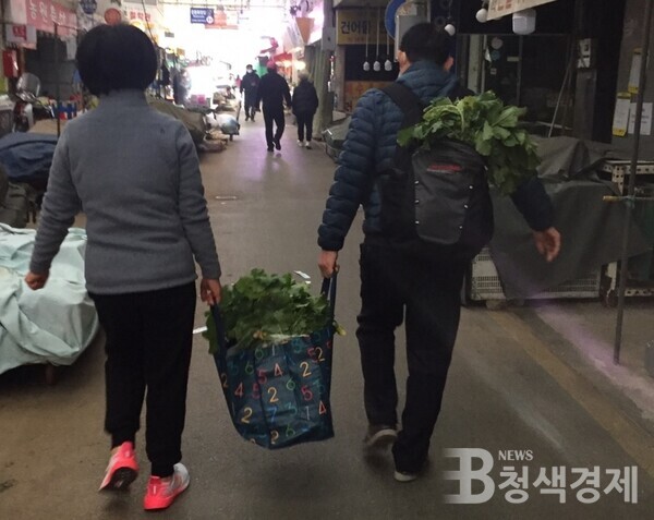 팍팍한 서민살이에 중년의 부부가 재래시장을 찾았다