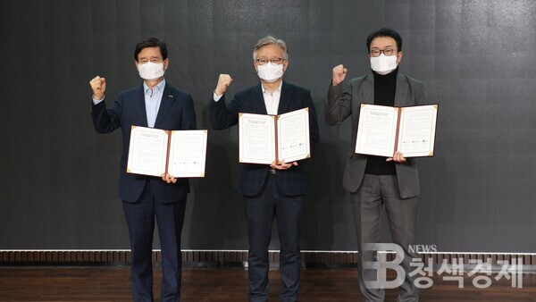왼쪽부터 김선규 호반그룹 총괄회장, 권칠승 중소벤처기업부장관, 최성진 코리아스타트업포럼 대표(제공=중소벤처기업부)