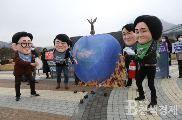기자회견에 참여한 환경단체들이 20대 대선 후보들을 모방한 퍼포먼스를 진행하고 있다.