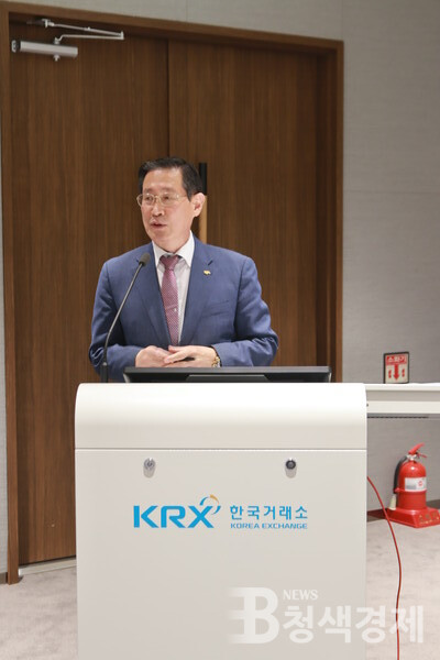 김필용 화조그룹 자문위원회 의장(대한기자협회 이사장)이 ‘기업시민으로서 기업 경영들의 재개념화 방향과 과제’를 주제로 발표를 하고있다.