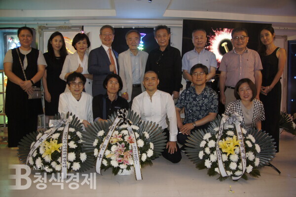 콘서트가 끝난 후 기념 사진을 찍고 있다.