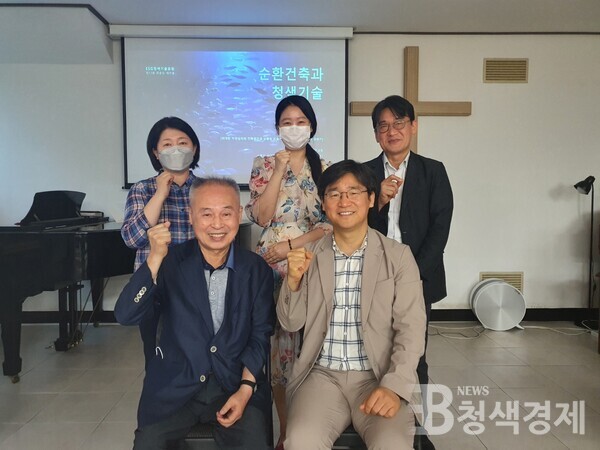 참석자들이 기념사진을 찍고 있다. 앞줄 왼쪽이 이인식 대표.