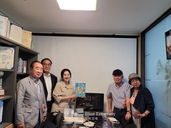 ESG청색기술포럼 이인식 소장의 '자연은 위대한 스승이다' 책 선물 받은 후 기념 사진. 사진 왼쪽부터 (시계방향) 금호문화재단 이원태 이사장, 남평오 전 국무총리실 민정실장, 발제자  권세은 PM,  ESG청색기술포럼 이인식 소장, 청색경제뉴스 정하연 발행인