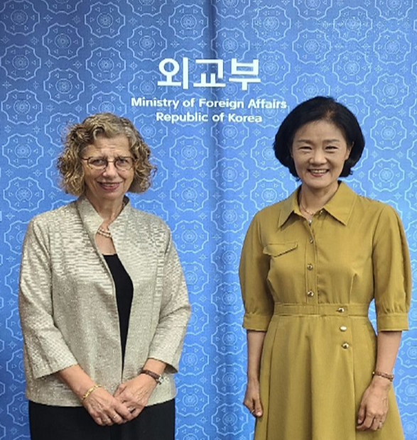 김효은 기후변화대사는 9.1(금) 오전 한국을 방문한 유엔환경계획(UNEP)잉거 안데르센 사무총장과 면담 후 기념촬영을 하고 있다.(사진=외교부 제공)