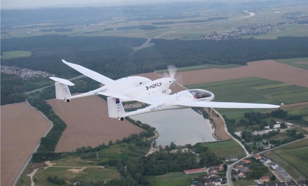 슬로베니아 마리보르에서 개조된 이중 동체 비행기 Pipistrel Taurus G4가 극저온 액화수소를 사용하여 역사적인 최초 비행을 위해 이륙하고 있다. [사진=H2Fly]