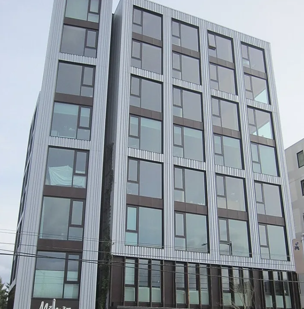 외관상 철골조 건물과 차이가 없는 목조 건물 [사진=Wikipedia]