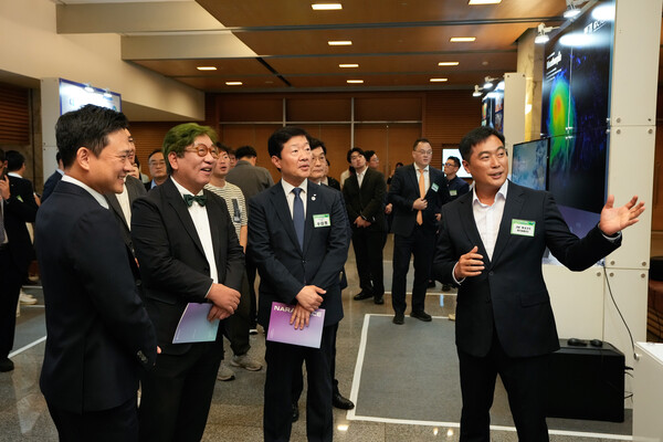 우태희 대한상의 상근부회장(앞줄 오른쪽 두번째)과 김상협 2050탄소중립녹색성장위원회 공동위원장(앞줄 왼쪽 두번째), 정수종 서울대 기후테크센터장(앞줄 왼쪽 첫번째)이 참석자들과 기후테크 기업 전시부스를 관람하고 있다. [사진=대한상의]