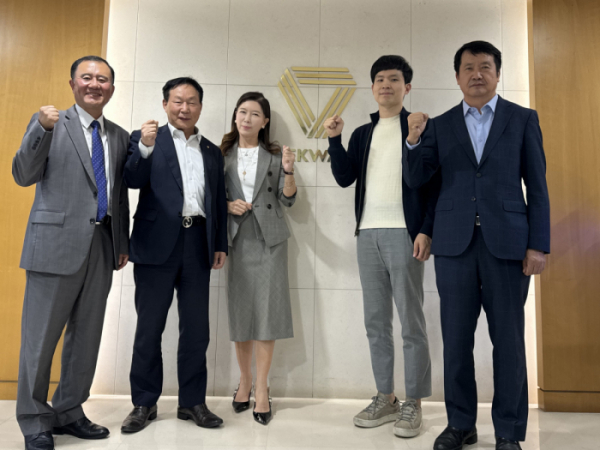 태광산업이 ESG 위원회를 설치하고 (왼쪽부터)최영진 사외이사, 조진환 대표이사, 남유선 사외이사(위원장), 최원준 사외이사, 정철현 대표이사가 기념사진을 촬영하고 있다. [사진=태광산업]