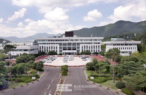 24일 박일호 경남 밀양시장이 대전 호텔ICC에서 열린 지방시대위원 공동 연찬회에서 밀양시의 전략적 선택과 도전이라는 주제의 특강을 실시했다. 사진은 밀양시청 전경 [사진=청색경제뉴스]