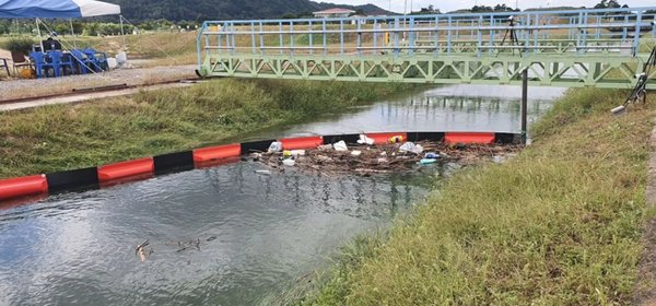 충남 공주 유구천에 설치되기 전 하천실험센터에서 개발 및 테스트를 거친 쓰레기 차단기 및 AI 모니터링 플랫폼 [사진=한국건설기술연구원]