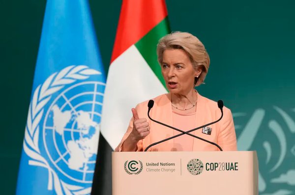 우르줄라 폰 데어 라이엔 EU 집행위원회 위원장이 2023년 12월 1일 아랍에미리트 두바이에서 열린 COP28 유엔 기후 정상회의 본회의에서 연설하고 있다. [사진=AP / Peter Dejong]