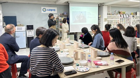 주한프랑스대사관 경제상무관실 프랑스 임직원이 발달장애인 강사의 설명을 듣고 있다.