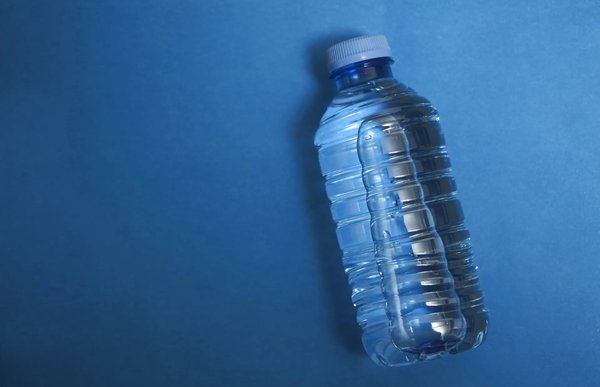 연구자들은 단일 입자 이미징을 사용하여 생수 1리터에 들어 있는 나노 플라스틱의 수를 측정했다. [사진=Depositphotos]
