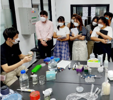 일본 효고대학의 이시자와 히데히로 교수가 이끄는 개구리밥 홀로비온트 자원연구센터에서 개구리밥 홀로비온트 분석에 대한 기술 교육이 진행되고 있다.