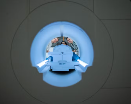 미국 텍사스대 생의학 이미징 센터의 fMRI 스캐너 뒤에 있는 '후스랩' 연구진 [사진=Nolan Zunk/UT Austin]