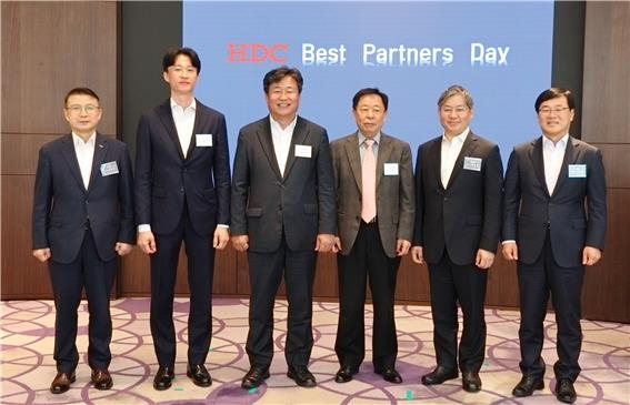 HDC현대산업개발은 17일 강남구 파크하얏트 서울에서 열린 '베스트파트너스데이' 행사에서 우수 협력사에 표창장을 수여하고 기념 촬영을 했다.2024.4.17.HDC현대산업개발 제공.
