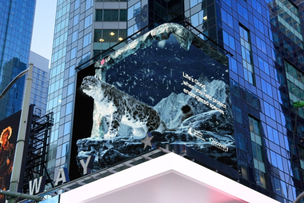 LG전자가 미국 뉴욕 타임스스퀘어 전광판에서 'LG와 함께하는 위기 동물 보호 캠페인(The LG Endangered Species Series)' 영상을 상영한다.2024.4.16.LG전자 제공