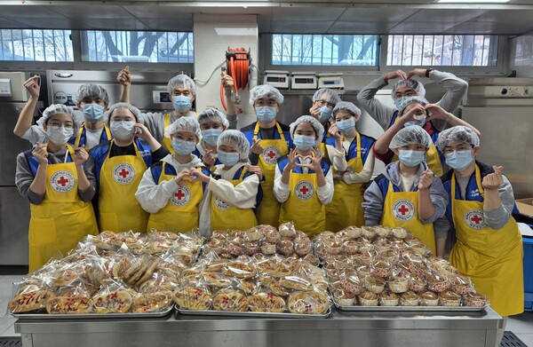 삼표그룹 내 봉사 동호회인 블루허그가 지난 19일 서울시 성동구 소재 대한적십자사 성동빵나눔터에서 ‘사랑의 빵’ 만들기 나눔 봉사활동을 진행했다2024.4.22. (사진 제공=삼표그룹)
