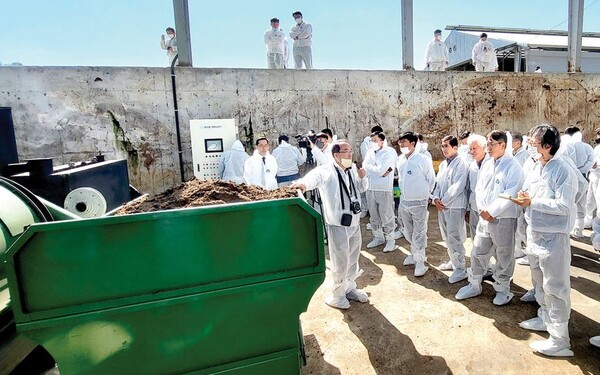 가축분뇨를 활용한 바이오차를 생산 시연회 장면. 사진=농림축산식품부