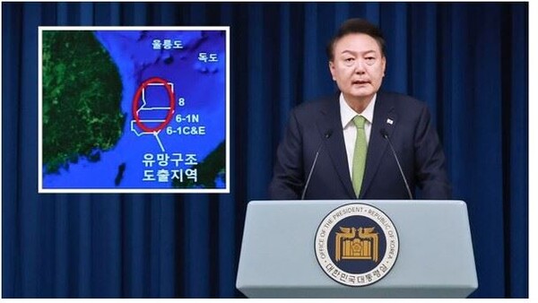 윤석열 대통령이 3일 포항 앞바다에 대량의 석유 및 가스 매장 가능성이 높다는 물리탐사 결과를 설명하고 있다. 사진=대통령실