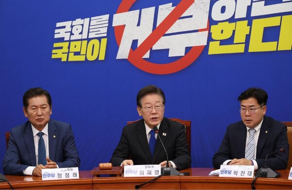 이재명 더블어민주당대표(가운데)가 7일 당최고위 회의에서 제11차 전기본 실무안에 대해 비판하고 있다. 사진=연합뉴스