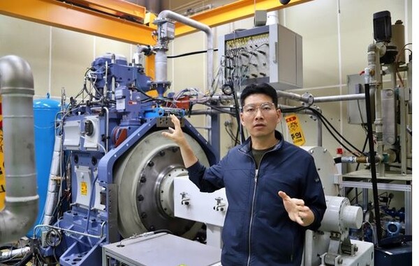 한국기계연구원 박철웅 책임연구원이 ㎿급 LNG-암모니아 혼소 엔진 기술을 설명하고 있다. 사진=한국기계연구원 제공