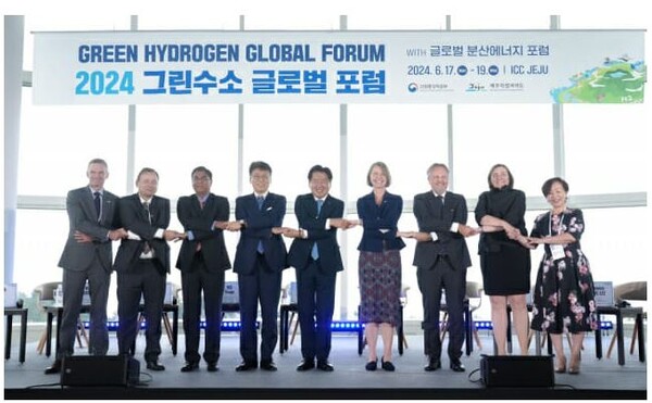 오영훈 제주특별자치도지사(왼쪽 다섯 번째)가 17일 열린 '2024 제주 그린수소 글로벌 포럼'에서 참석자들과 기념촬영을 하고 있다. 사진=제주도