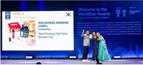 최근 개최된 월드스타 패키징 어워드 2024 행사장에서 김영민(왼쪽) KGC인삼공사 포장개발팀 과장과 세계포장기구 관계자들이 프레지던트 골드를 들어보이고 있다. 사진=KGC인삼공사