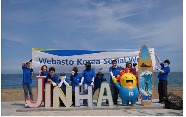 베바스토코리아 임직원들이 울산 진하해수욕장에서 해변정화활동 후 기념촬영을 하고 있다.  사진=베바스토코리아