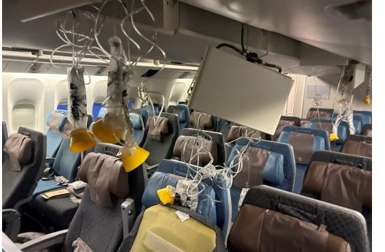운항 도중 난기류를 만나 태국 방콕에 비상착륙한 싱가포르항공 SQ321편의 내부 모습. 사진=로이터