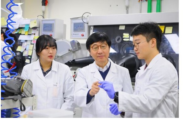 2024년 ‘대한민국 최고 과학기술인상’ 수상자로 선정된 박남규 성균관대 교수(가운데). 사진=과학기술정보통신부 제공