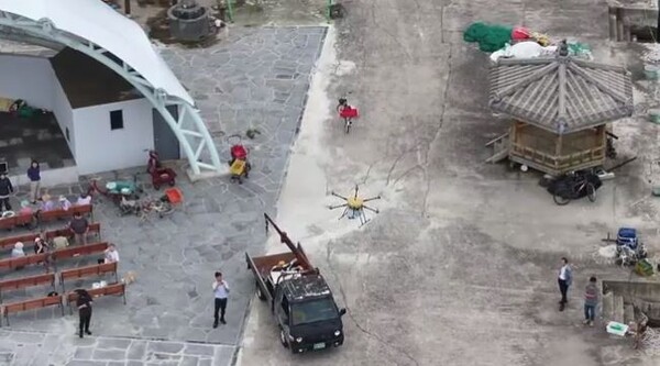 드론이 제주 부속섬에 배송을 하는 모습. 사진=제주도 제공