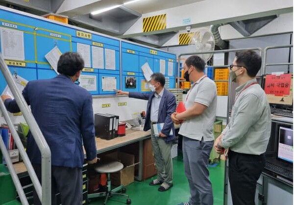 산업단지공단 관계자가 ESG 컨설팅을 받은 산단 입주기업을 방문, 컨설팅 결과를 점검하고 있다 사진=산업단지공단 제공