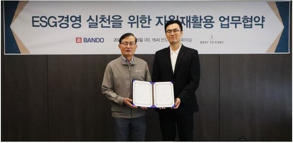 김용철 반도건설 대표(왼쪽)와 구본무 이스트투웨스트 대표가 업무협약을 체결 한 뒤  기념촬영을 하고 있다. 사진=반도건설