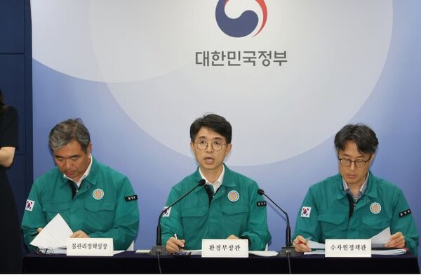 환경부 김완섭 장관이(가운데) 30일 서울 종로구 정부서울청사에서 기후대응댐 후보지 안에 대한 첫 번째 브리핑을 하고 있다. 사진=연합뉴스