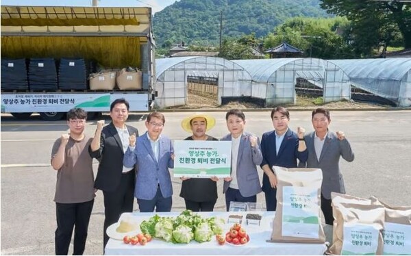 맥도날드와 신세계푸드가 친환경 퇴비 전달식을 갖고 있다. 왼쪽부터 신세계푸드 농산팀 박서종, 맥도날드 SCM 하만기 이사, 김한일 전무, 이청우 농부, 신세계푸드 R&D 민중식 상무, 김태경 팀장, 농산팀 이재철 팀장. 사진=맥도날드