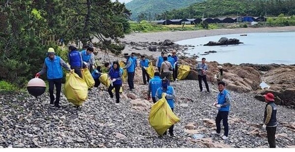 대한조선 직원들이 진도 해변서 환경 정화활동을 벌이고 있다. 사진=대한조선