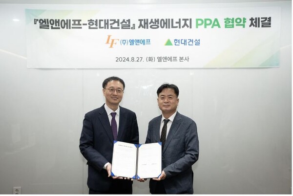 박남원 엘앤에프 상무(왼쪽)와 차영일 현대건설 상무가 태양광 재생에너지 전력거래계약을 체결하고 기념촬영을 하고 있다. 사진=엘앤에프