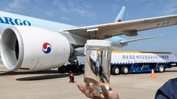 실증 운항을 위해 급유 되는 바이오항공유(SAF). 사진=대한항공